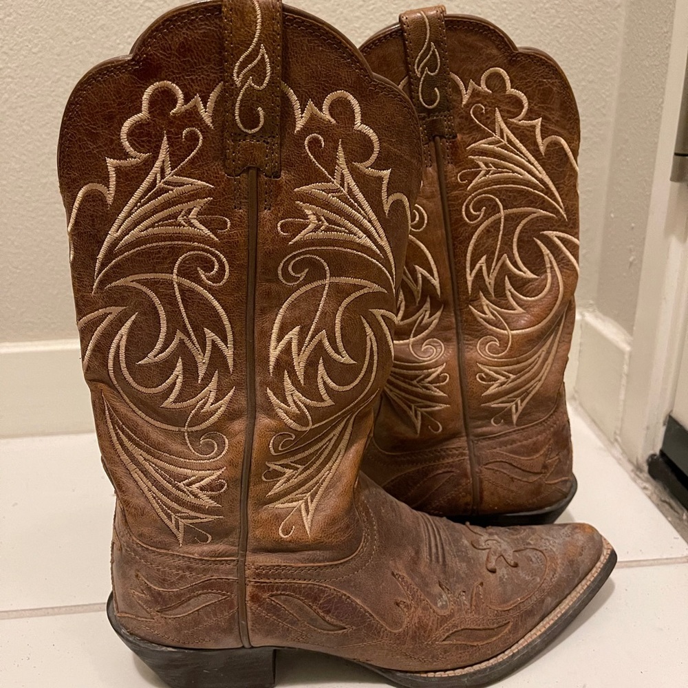 Ariat cowboy boots size 6